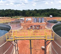 Tanques de aço inox e passarela amarela da ETE de Lucas do Rio Verde