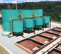 Tanques verdes e leitos de secagem da ETE