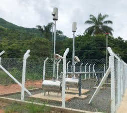 Queimadores de biogás em aço inox em área cercada