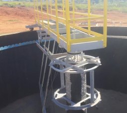 Removedor de lodo e escuma dentro do tanque