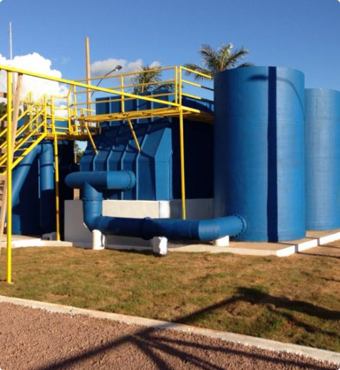 ETA compacta azul com tubulação e escada amarela