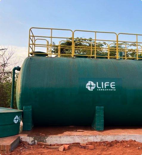 ETE compacta: tanque horizontal verde com o logo da Life e guarda-corpo amarelo