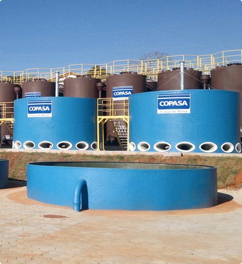 ETE em PRFV azul da Copasa, com reatores e tanques redondos