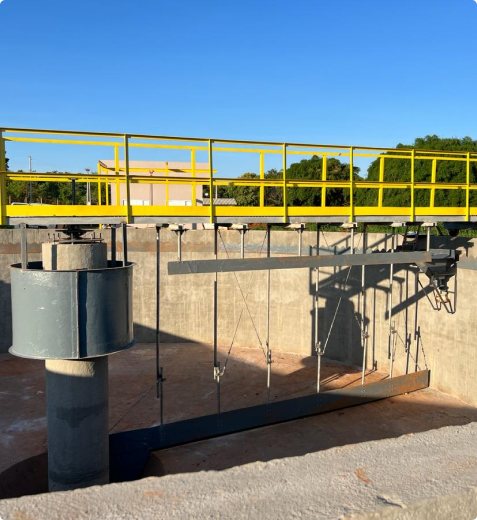 Removedor de lodo e escuma instalado sobre um tanque, com passarela amarela